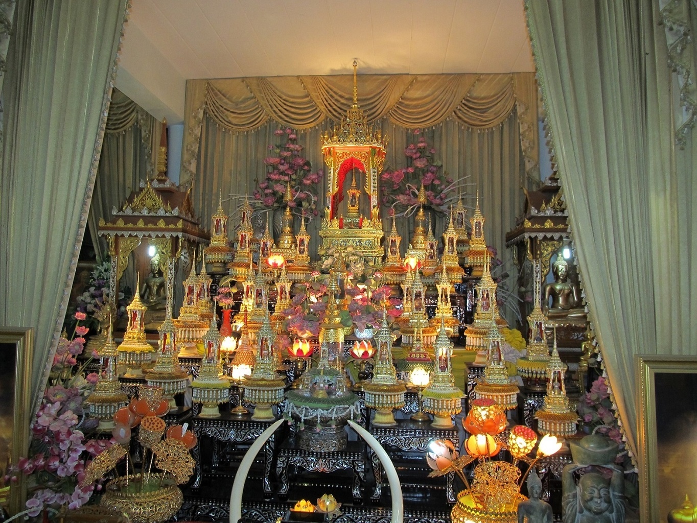 Nádherná kolekce relikvií - Ayutthaya - WAT KHARON