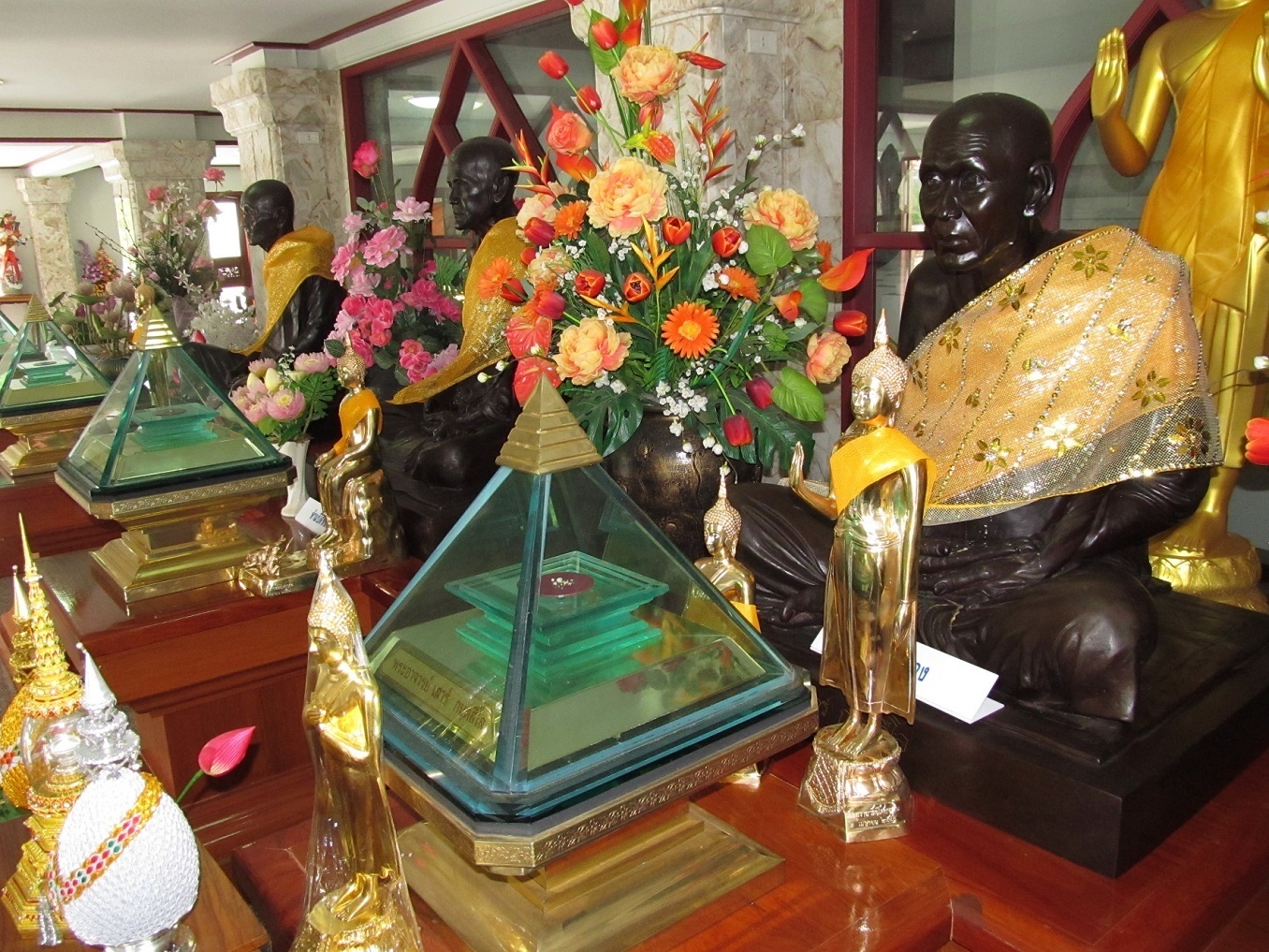 Obrovská sbírka relikvií - Wat Asokaram - Bangkok