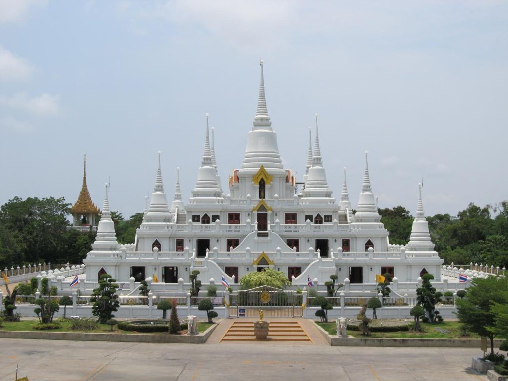 13 čedí Wat Asokharam - Bangkok