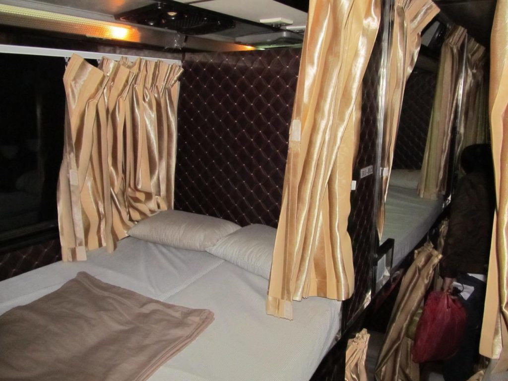 Kambodža - spací autobus - kóje na spaní