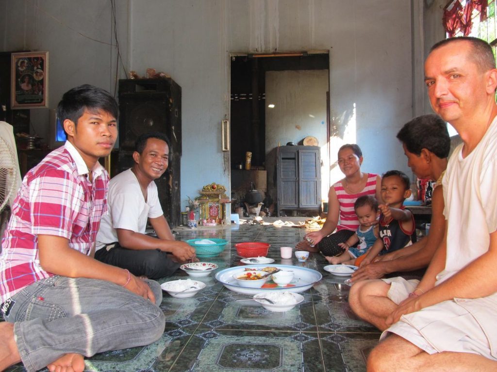 Kambodžský venkov - snídaně (zleva) Kamarád a tlumočník Čam-růn, bývalý opat kláštera Wat Keuw Moly, jeho žena, dcera, syn, tchýně a úplně vpravo je návštěvník z jiné planety