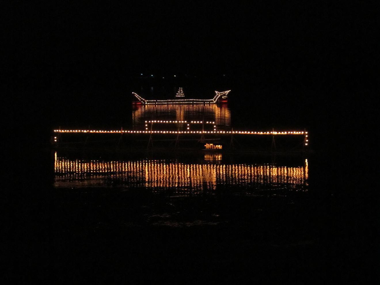 Mekong - Slavnostně osvětlené lodě