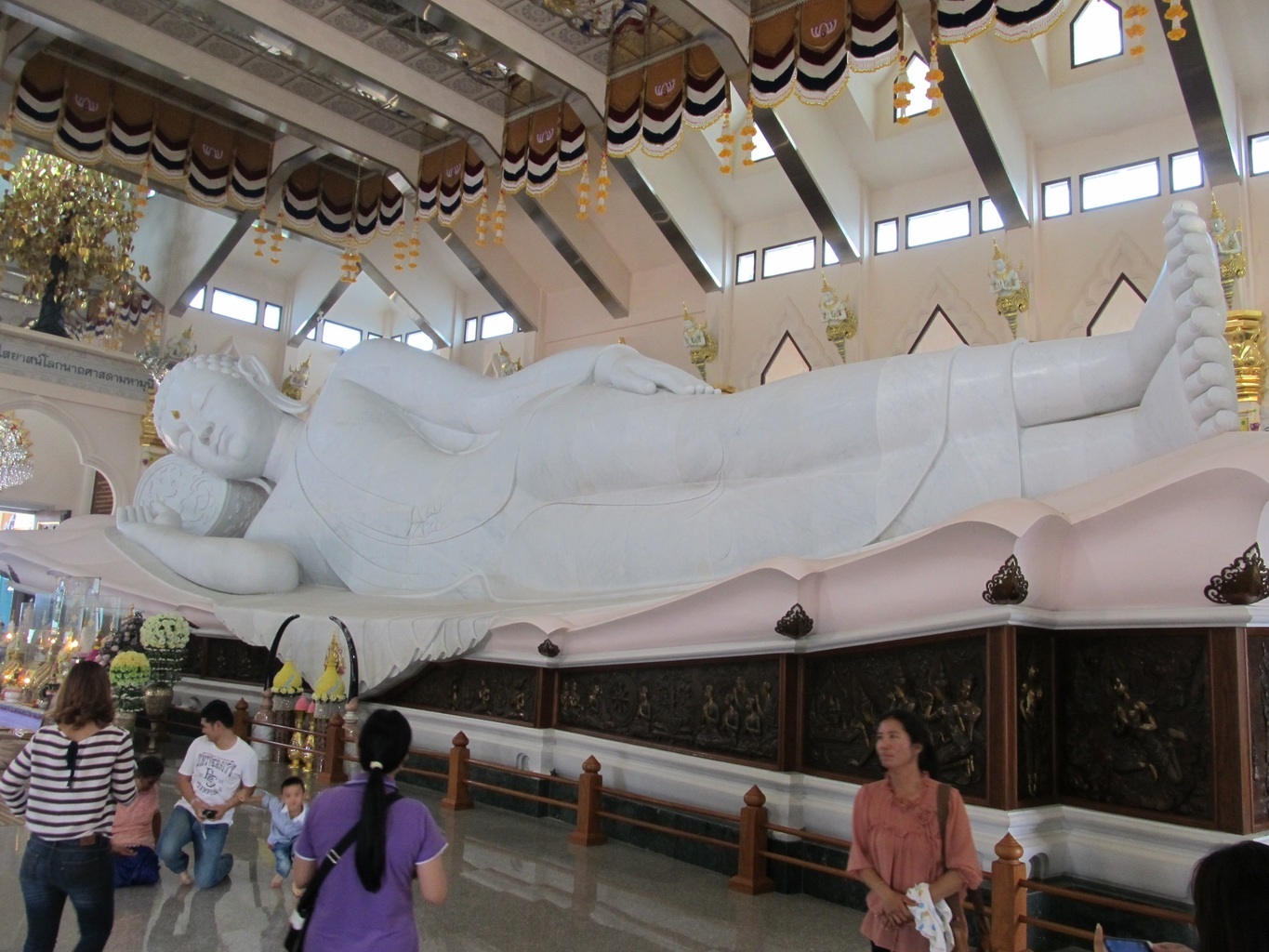 Wat Pa Phu Kon - Mramorový Buddha