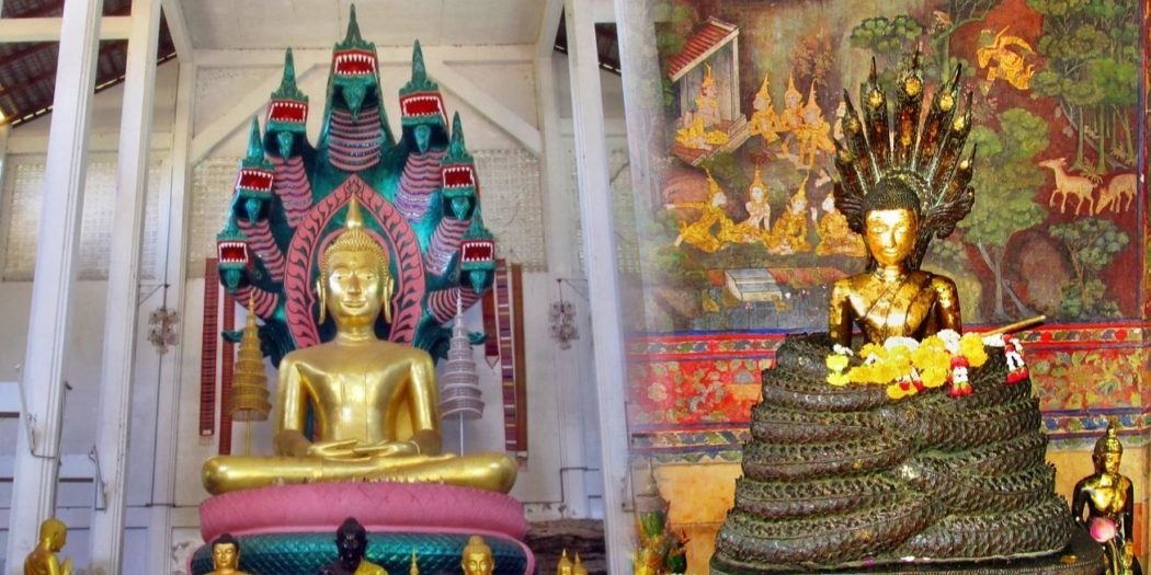 Buddha sedící pod ochranou Nágy