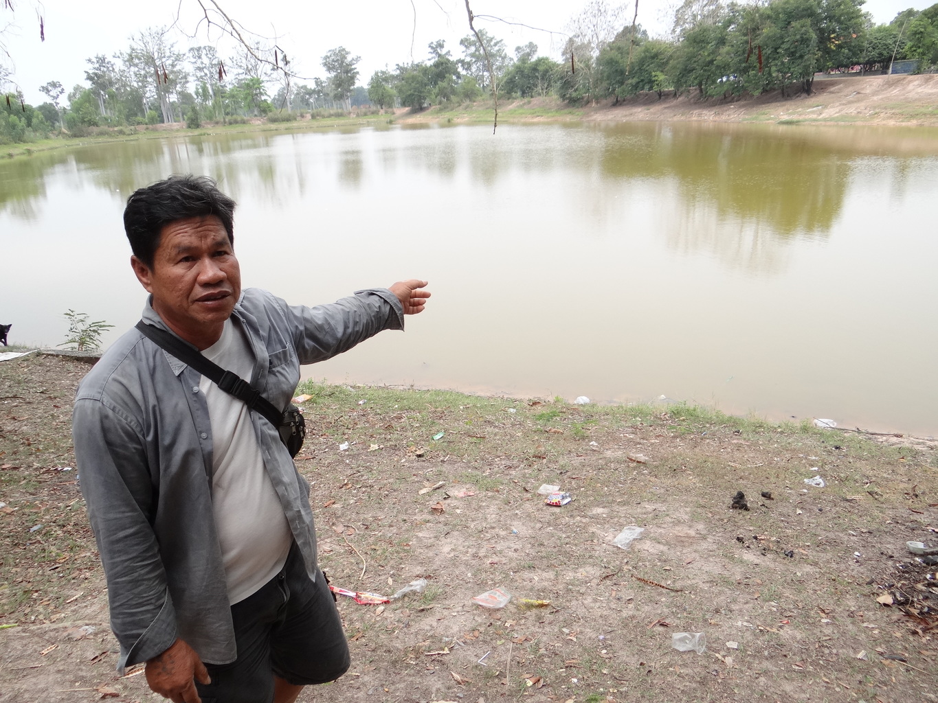 Sayan Chomkamsingha ukazuje rybník, kde vylovil Nágu