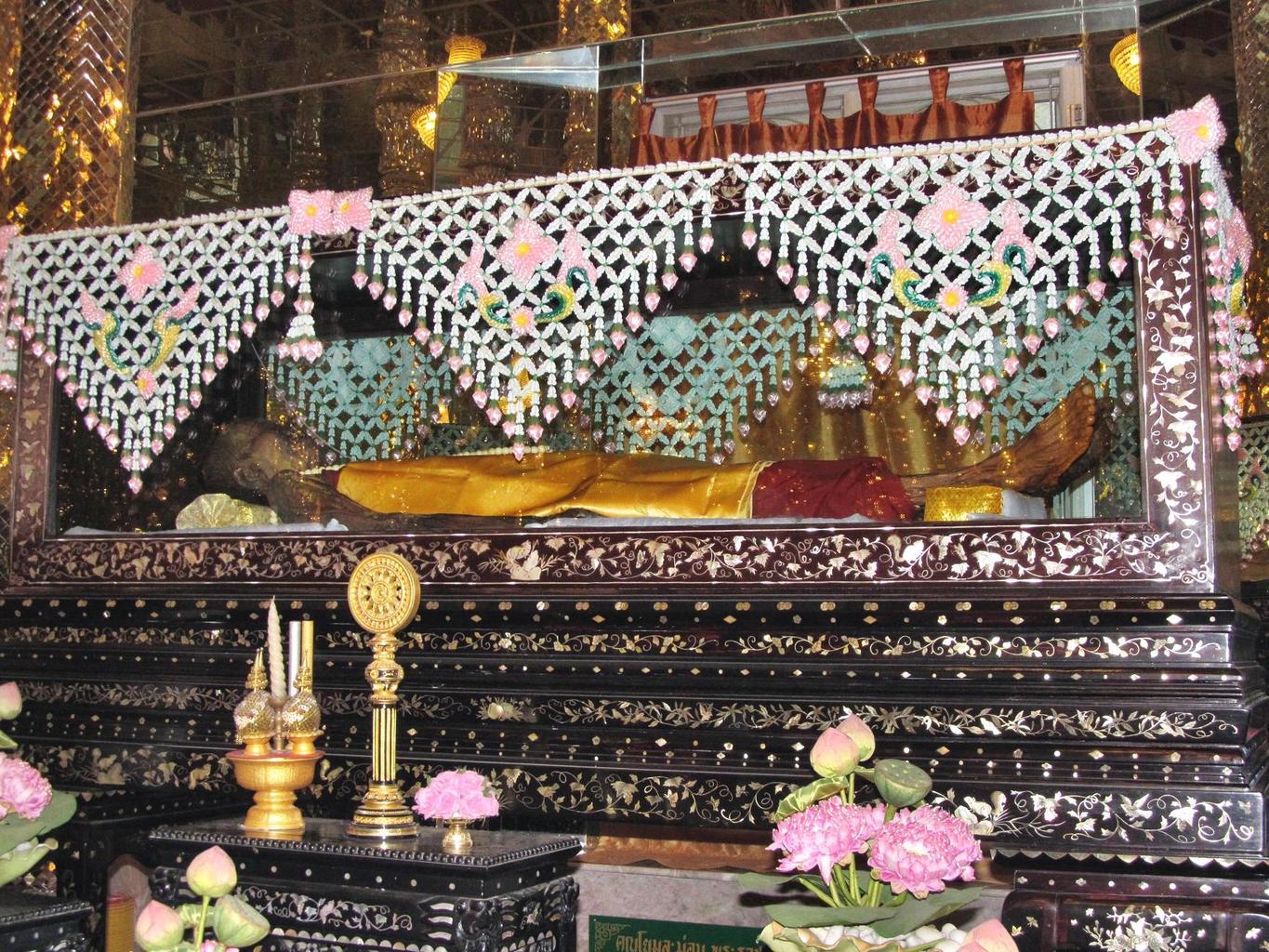 Prosklená rakev - Luang Por Kasem - Wat Muang