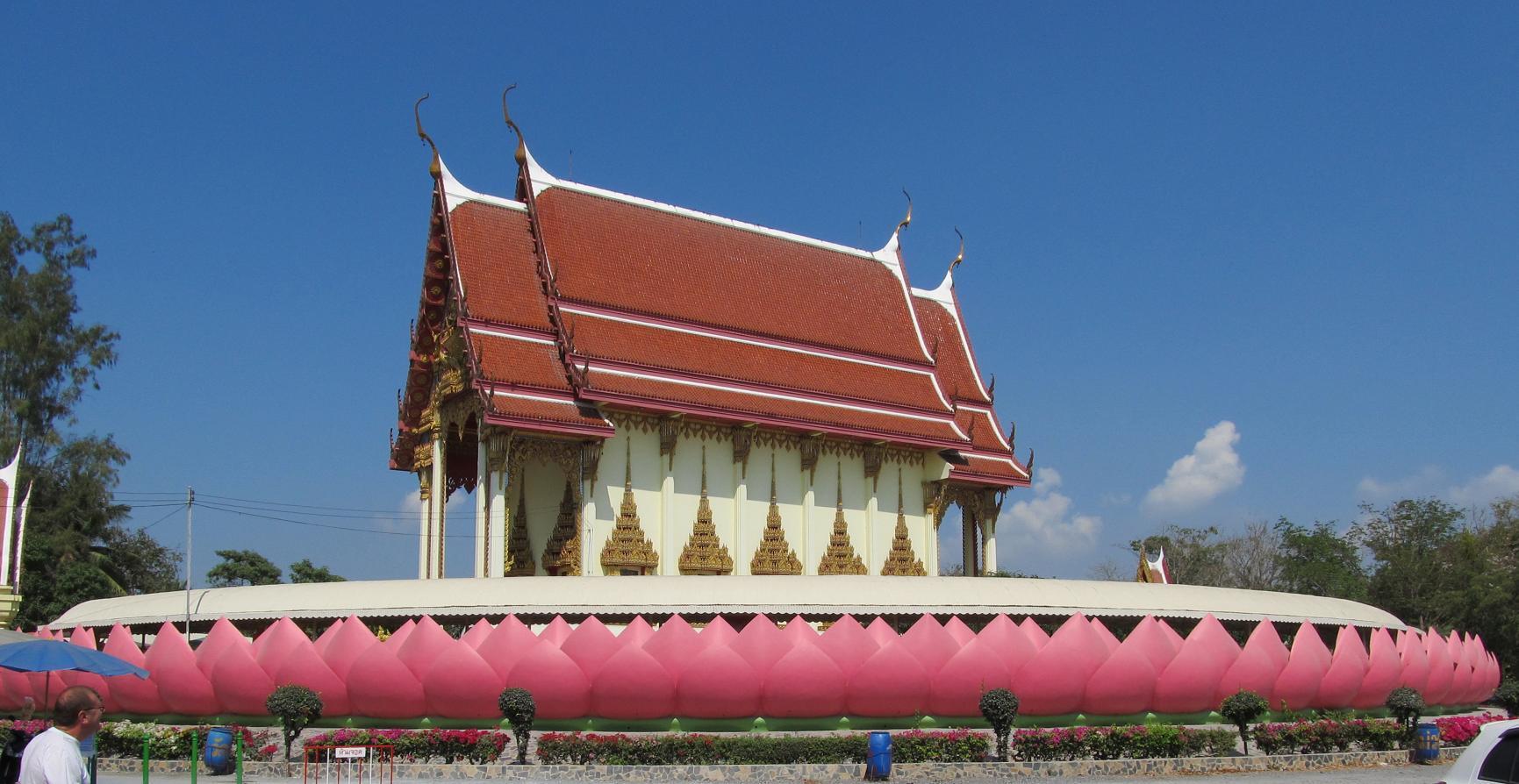 Ubosot Wat Muang který je obklopený největšími lotosovými plátky na světě