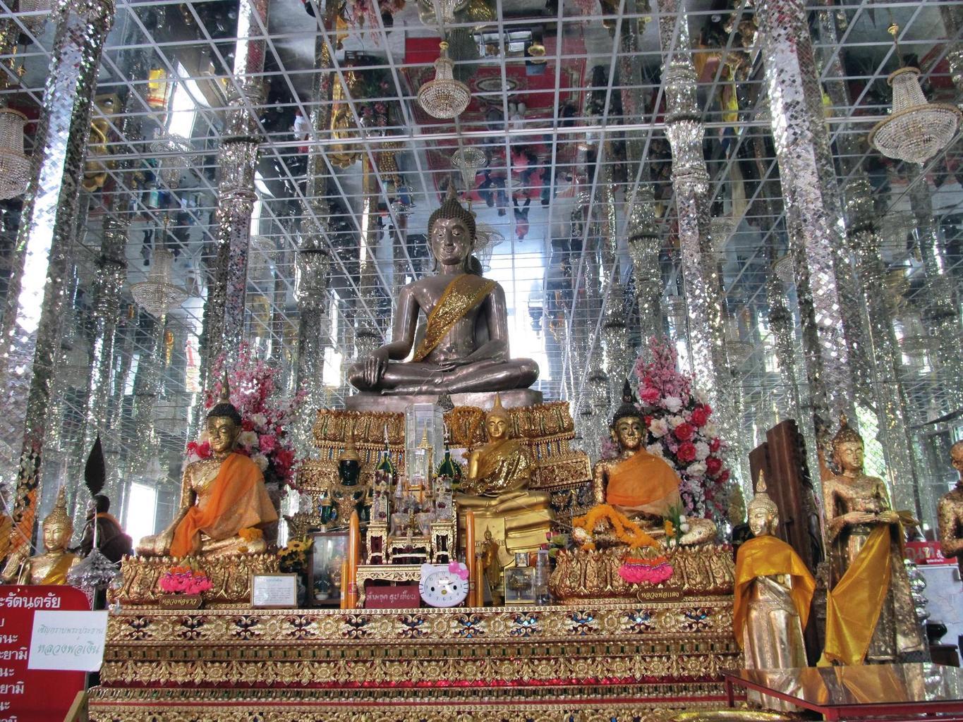 Stříbrný Buddha ve Vihanu - Wat Muang - Thajsko