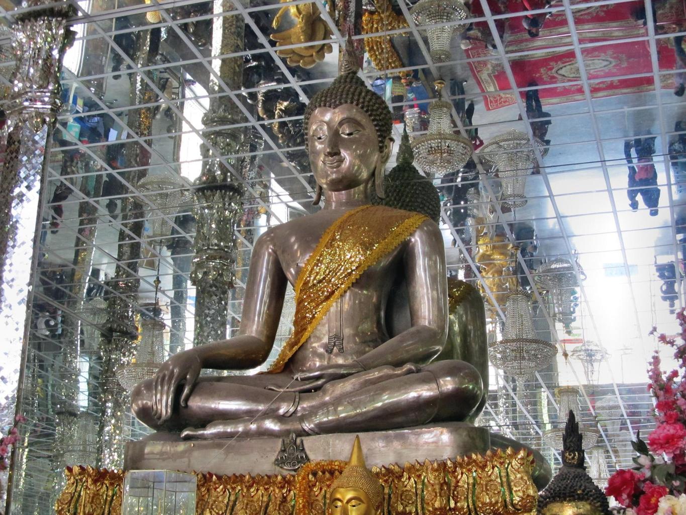 Největší Buddha ze stříbra - Wat Muang - Thajsko