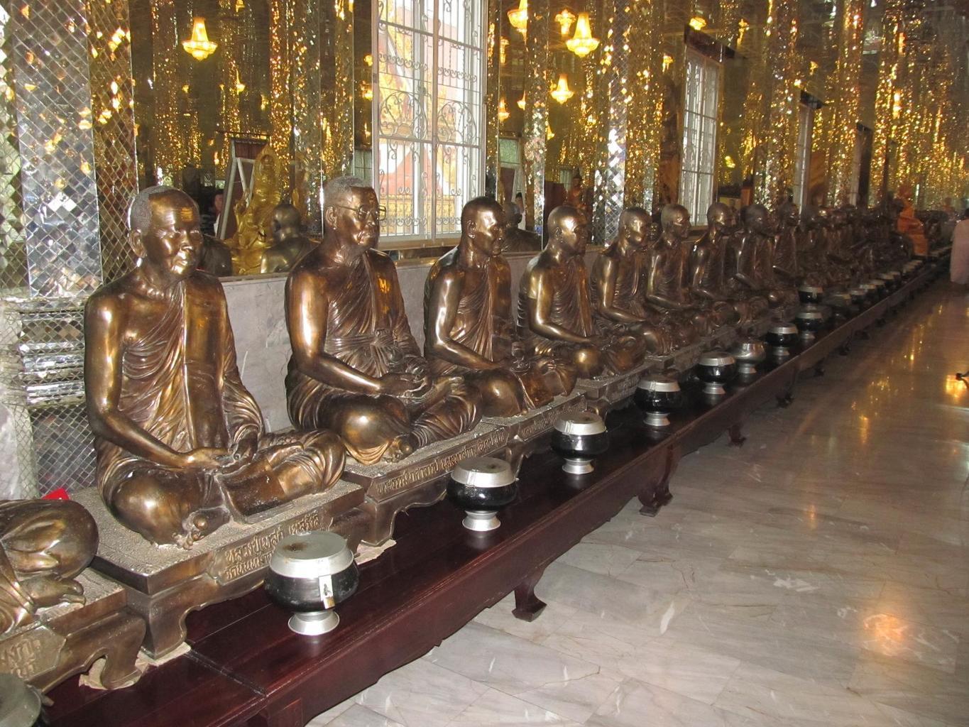 Bronzové sochy Thajských Arahatů - Wat Muang - Thajsko