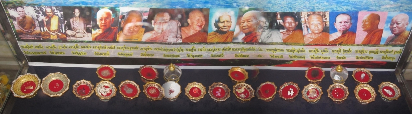 Wat Tham A Pai - vystavene relikvie Thajských arahatů - Sakon Nakhon