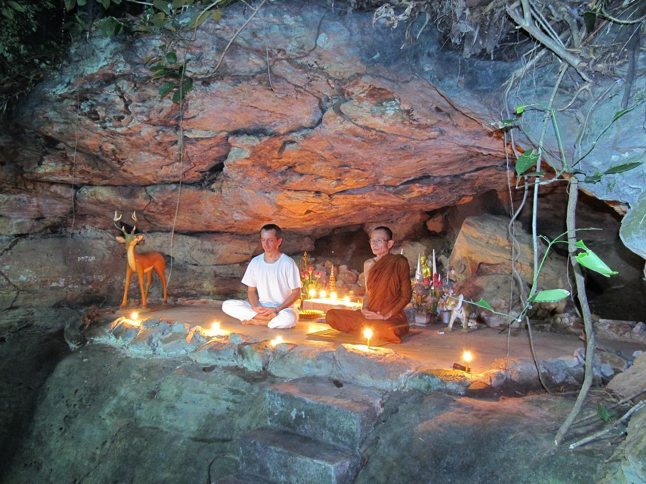 Wat Tham Puang - meditace jeskyně