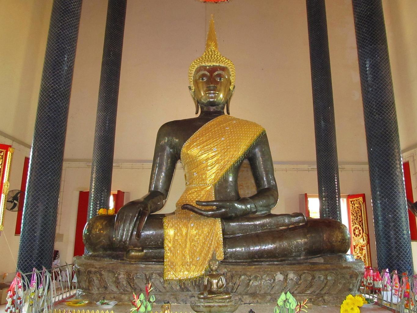 700 let starý Buddha - Wat Ong Tue Thajsko