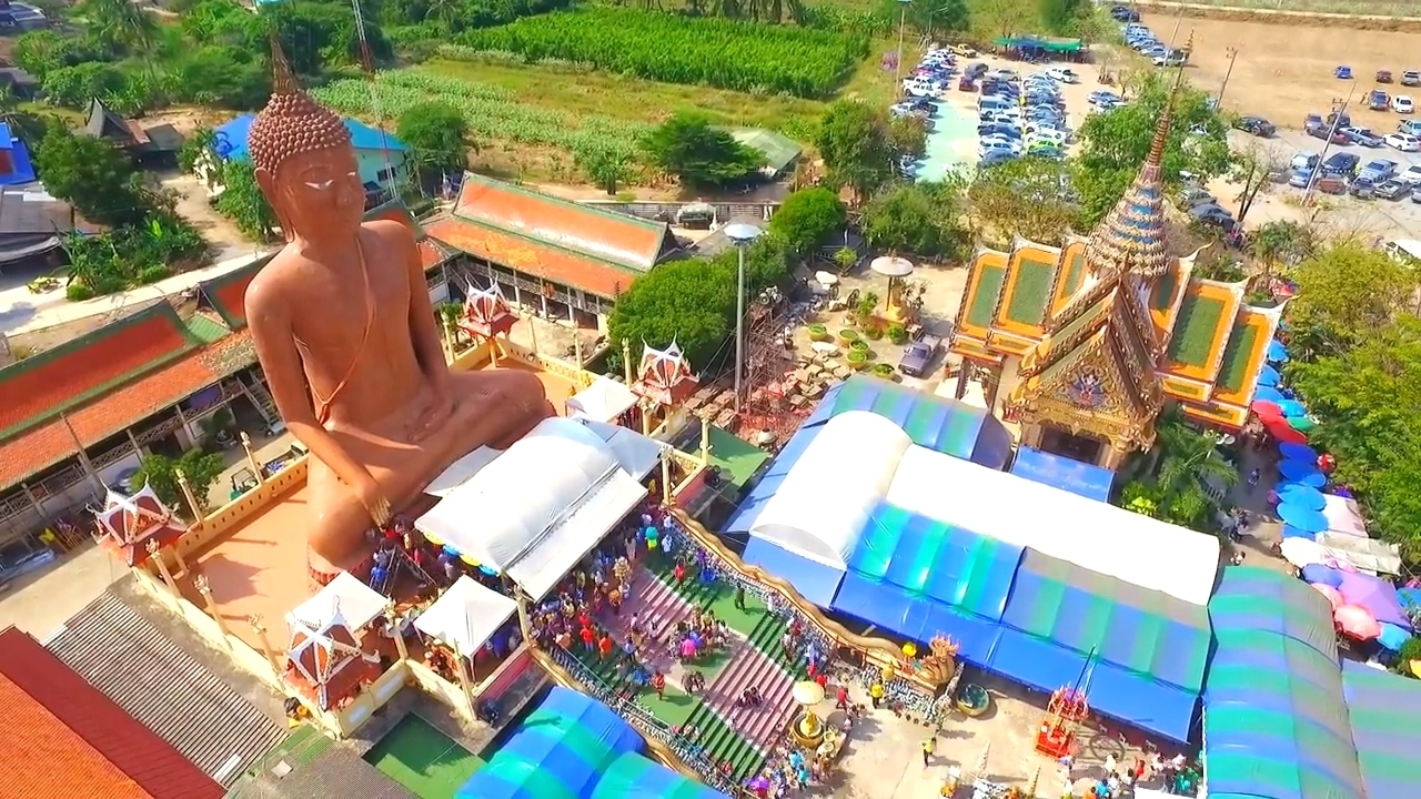 Červený Buddha ve Wat Klang Bang Phra Nakhon Pathom