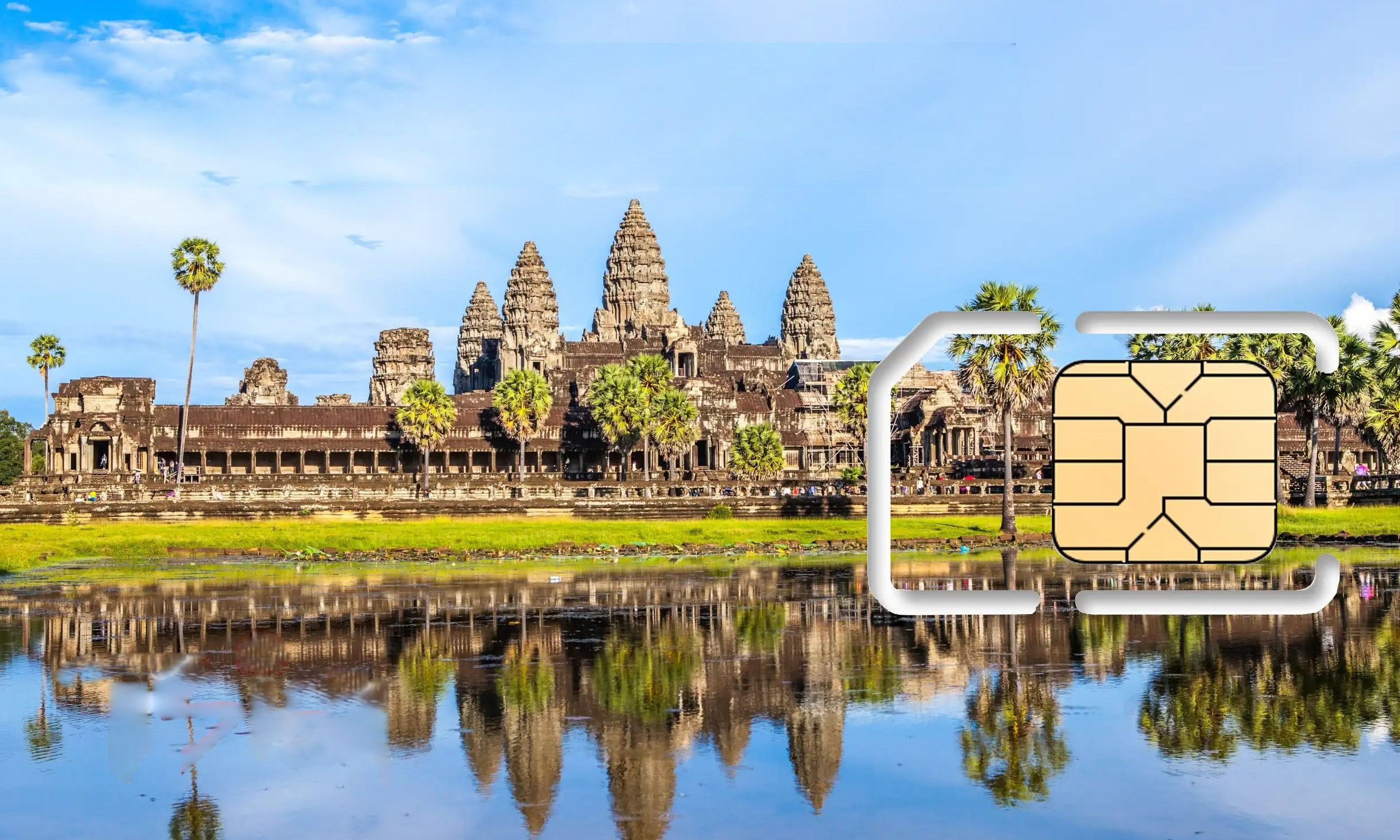 Starověký chrám Angkor Wat v Kambodži s palmovými stromy a odrazem ve vodě, ideální pro cestování do Thajska a Kambodže.