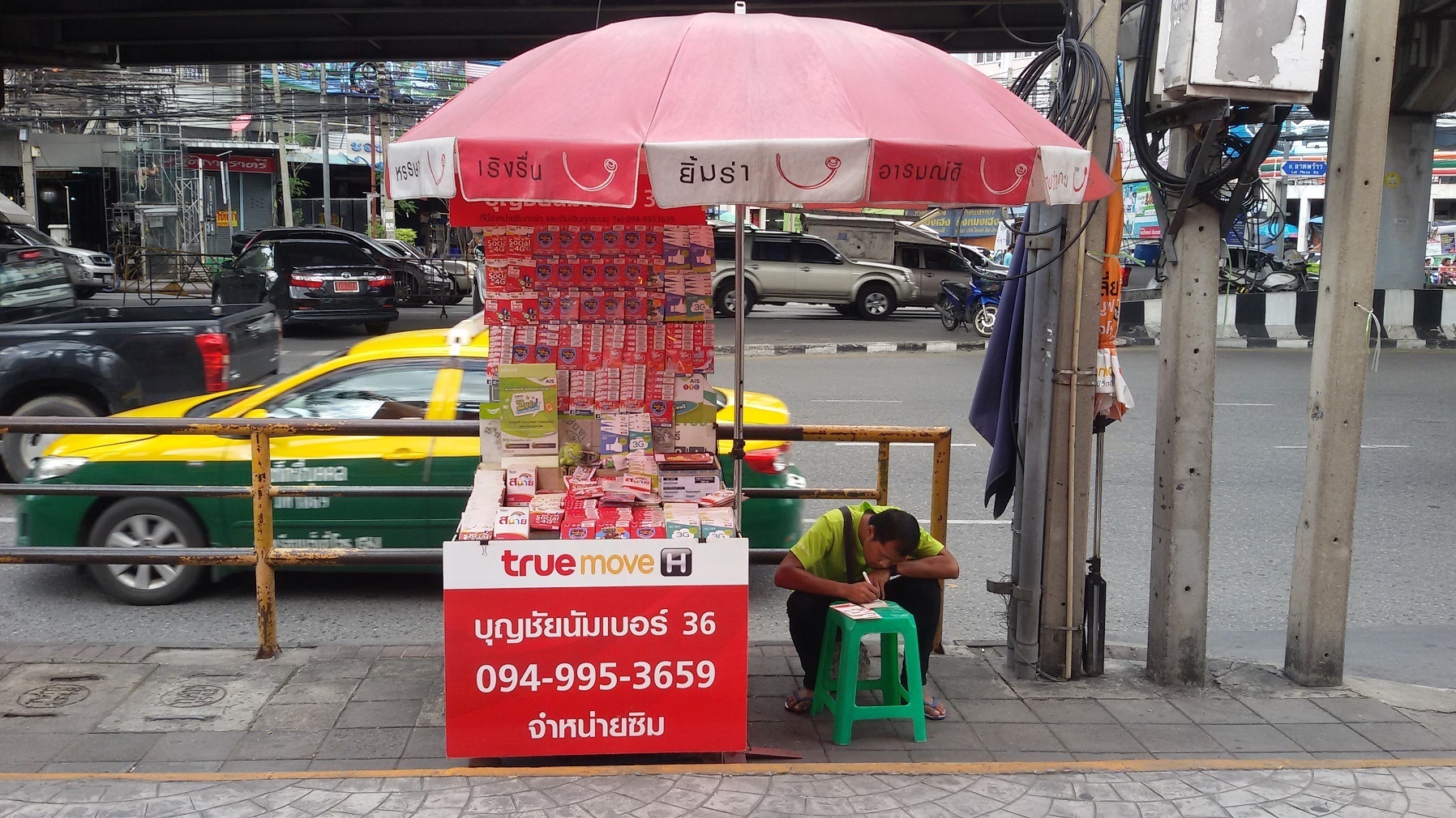 Pouliční stánek v Bangkoku nabízí všechny druhy SIM karet