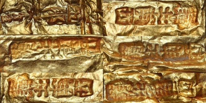 Zlaté asijské nápisy na skalách, starověké thajsko a kambodža, historické reliéfy.