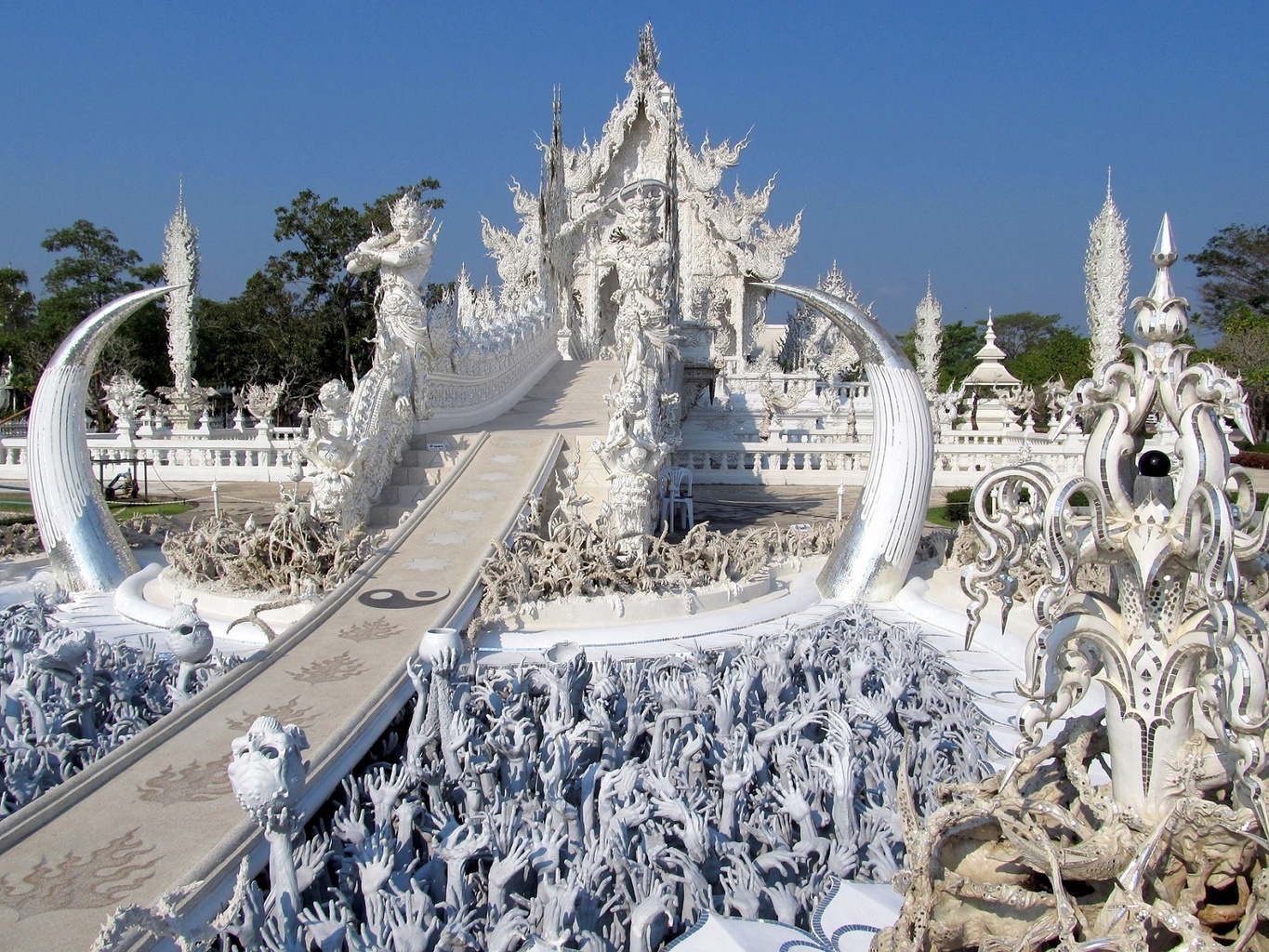 Most reinkarnace - Smrt a Ráhu - Wat Rong Khun - Thajsko