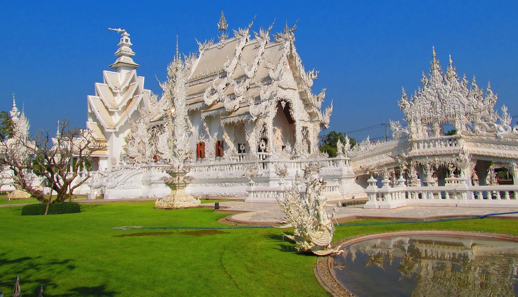 Poškození po zemětřesení - Wat Rong Khun - Thajsko