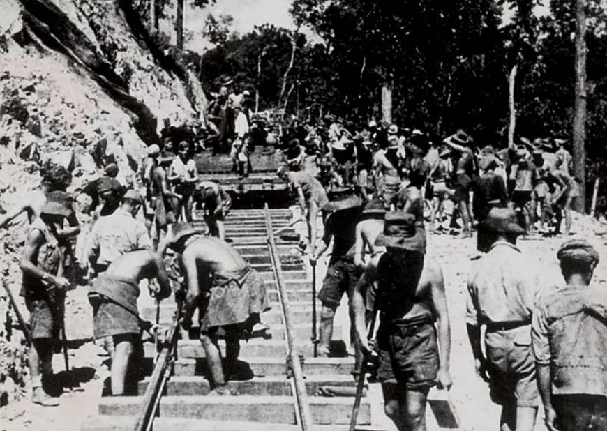 1943 - Spojenečtí zajatci staví železnici