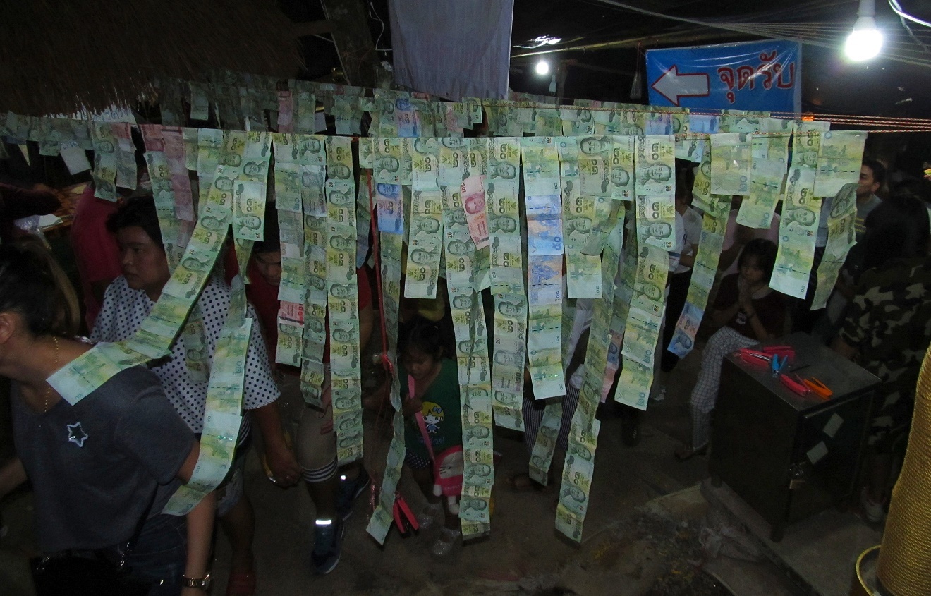 Khao Kitchakut - bankovky připnuté na podporu kláštera
