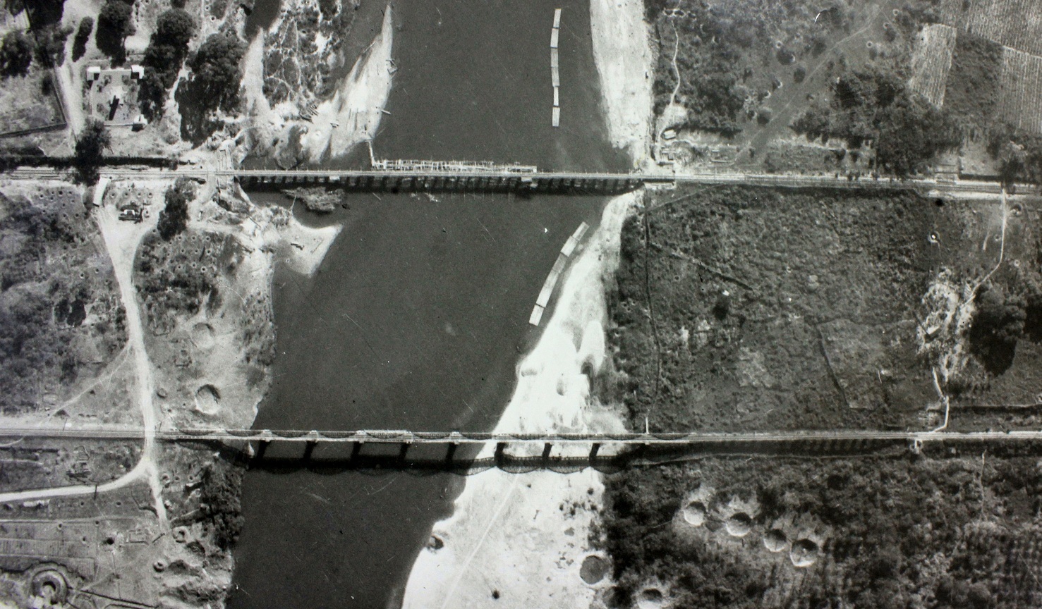 Letecký snímek obou dokončených mostů