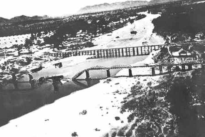 Letecký snímek poškození mostu