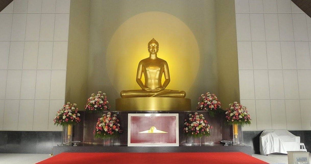 Buddha ve stylu Wat Phra Dhammakaya - Thajsko