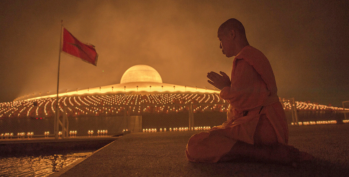 Buddhistický mnich - Wat Phra Dhammakaya - Thajsko