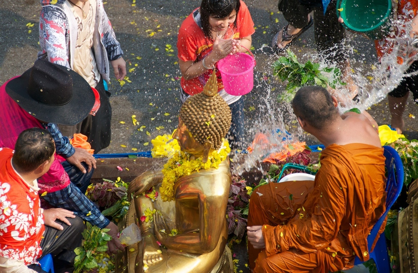 Buddhistický mnich žehná lidem, i on je mokrý - Songkran Thajsko