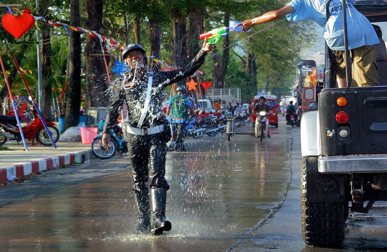 Policie většinou slaví také - Songkran Thajsko