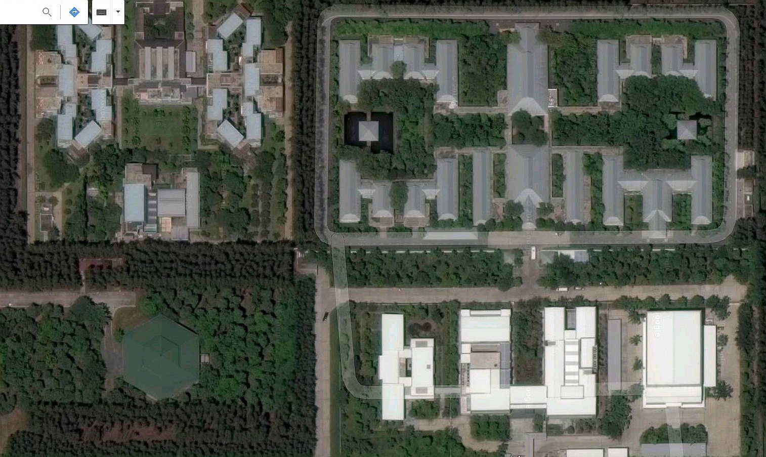 Satelitní fotografie komplexu budov v oblasti 60 - Wat Phra Dhammakaya