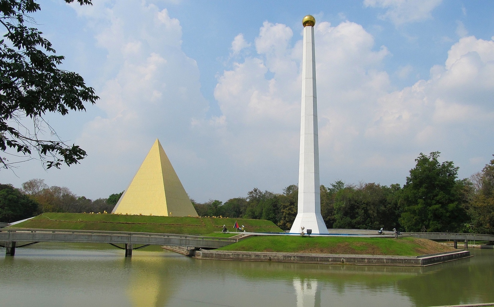Zlatá pyramida a obelisk Wat Phra Dhammakaya - Thajsko