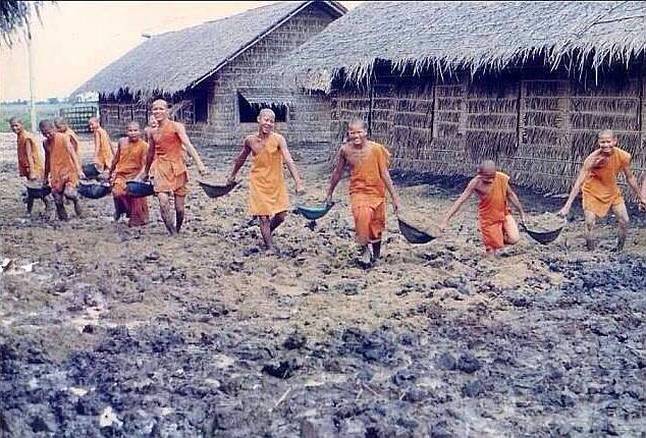 Mniši staví první budovy ve Wat Phra Dhammakaya Thajsko