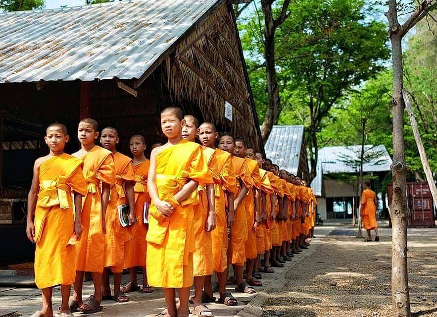 Studenti Páli Wat Phra Dhammakaya
