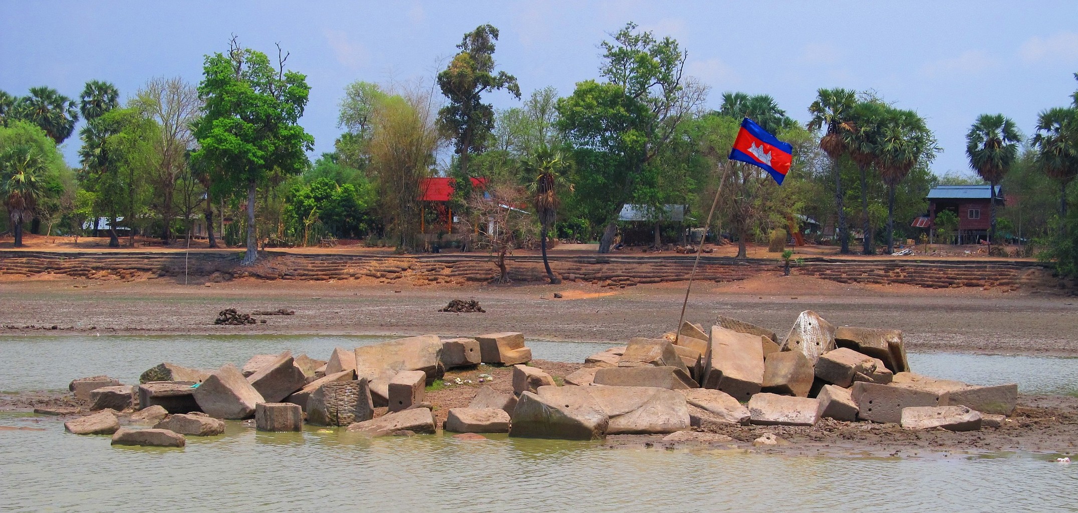 Duben 2016 Rozvaliny svatyně uprostřed nádrže Srah Srang - Angkor - Kambodža