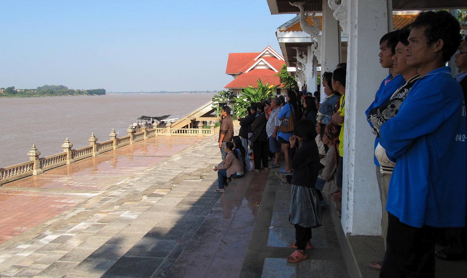 Thajci na břehu Mekongu pozorují Nágu. Nong Khai Thajsko 2010