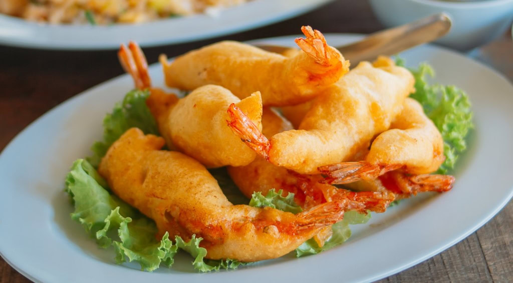 Kladba buddhistických mnichů v chrámu, symbol míru a duchovní tradice v Thajsku a Kambodži.