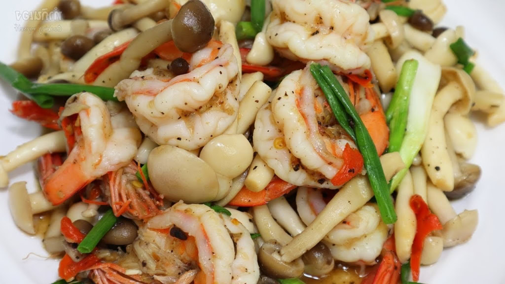 Kešu, krevety a čerstvá zelenina na asijském jídle.