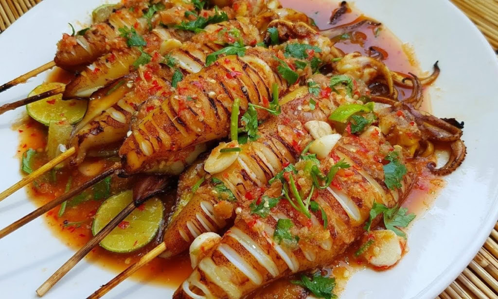 Kladba buddhistických mnichů v chrámu, symbol míru a duchovní tradice v Thajsku a Kambodži.