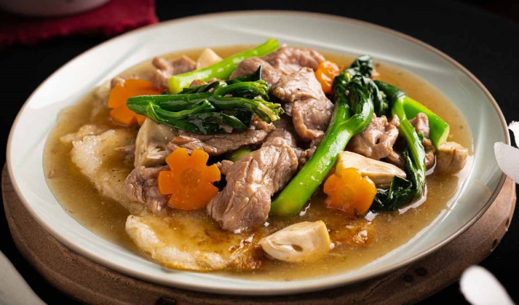 Kladba buddhistických mnichů v chrámu, symbol míru a duchovní tradice v Thajsku a Kambodži.