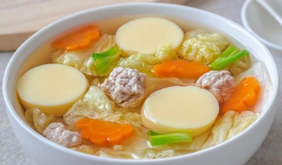 Kladba buddhistických mnichů v chrámu, symbol míru a duchovní tradice v Thajsku a Kambodži.