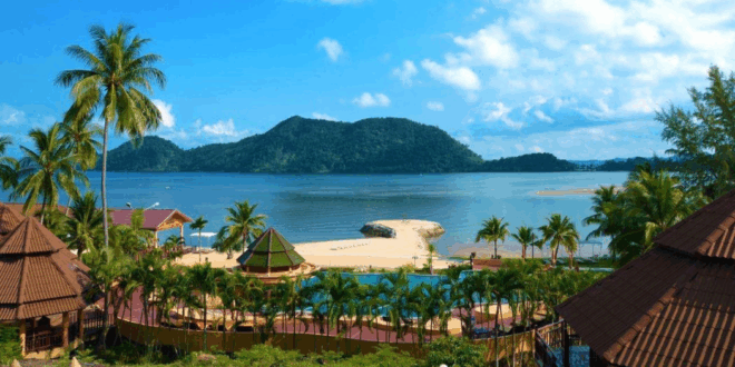 Luxusní resort na pláži v Thajsku s výhledem na jezero a zelené hory, exotická dovolená u moře.