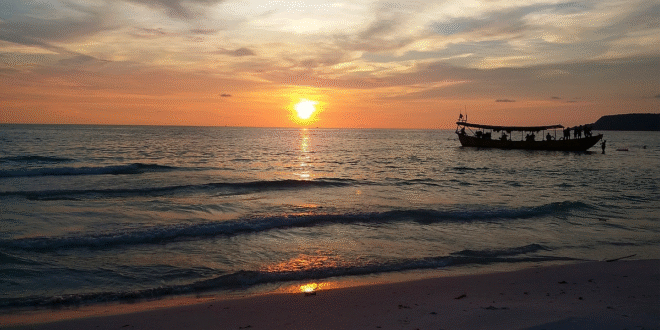 Krásný západ slunce na pláži v Thajsku a Kambodži.