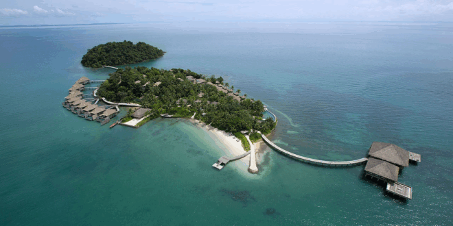 Luxusní resort na motorovém člunu na ostrově v Thajsku a Kambodži, krásná pláž a tyrkysové moře.