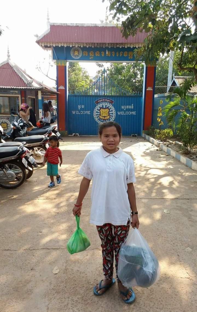 Nicol před branou věznice v Siem Reap na návštěvě Wendiho