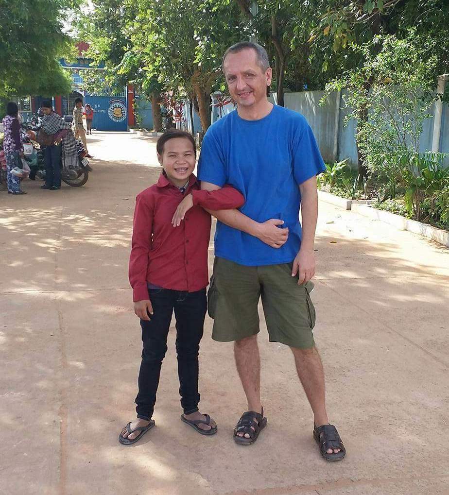 Setkání před branou věznice Siem Reap