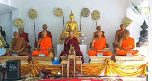 Kladba buddhistických mnichů v chrámu, symbol míru a duchovní tradice v Thajsku a Kambodži.