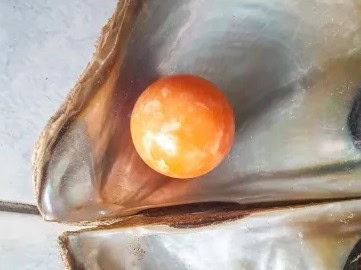 Starobylý chrám u jezera v thajsku a kambodži s zeleným vodním odrazem a okolní zelení.