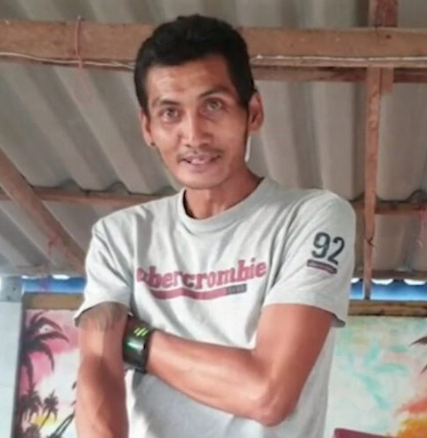 Starobylý chrám u jezera v thajsku a kambodži s zeleným vodním odrazem a okolní zelení.